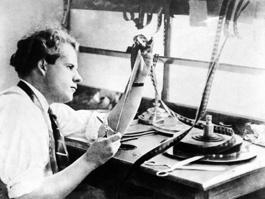 Sergei Eisenstein, en la sala de montaje