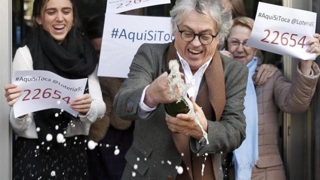 El titular de una administración de Barcelona celebra que ha repartido el primer premio