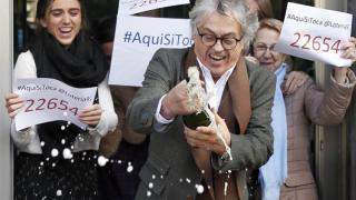 El titular de una administración de Barcelona celebra que ha repartido el primer premio