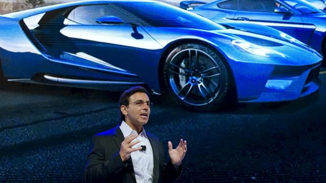 Mark Fields (Ford) expone uno de sus prototipos.