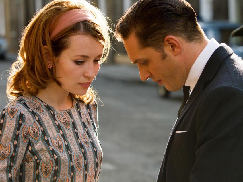 Emily Browning y Tom Hardy.