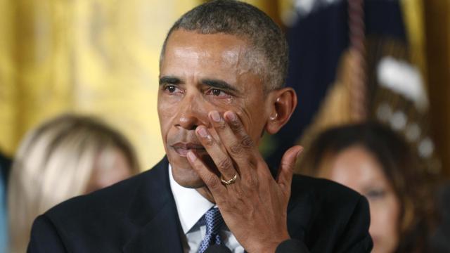 Obama se emociona durante un acto con familiares de víctimas.