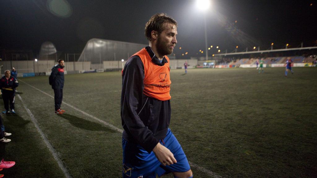 Michu, durante el calentamiento antes de debutar con el Langreo.