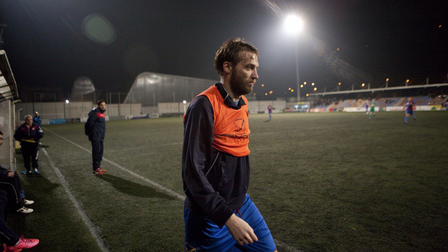 Michu, durante el calentamiento antes de debutar.