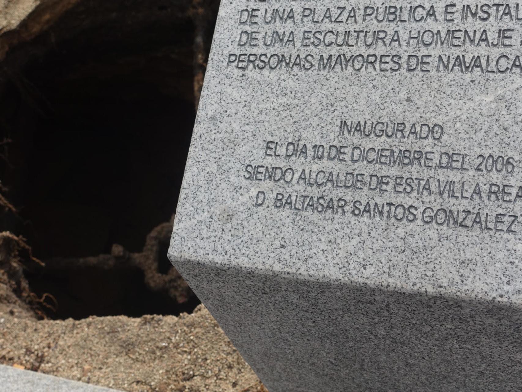 Socavón creado tras el derrumbe de la construcción.