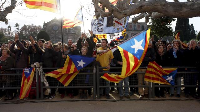 Manifestantes con esteladas a las puertas del Parlament.
