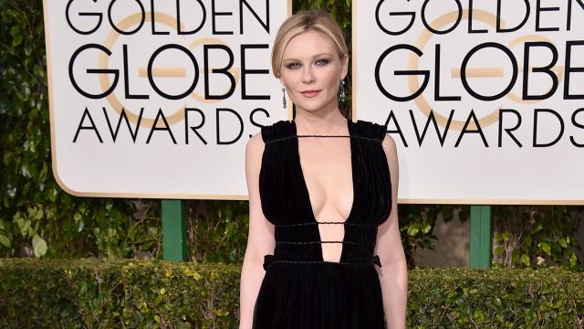 Kirsten Dunst de Valentino a su llegada a los Globos de Oro