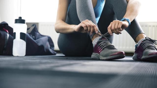 Una mujer preparándose para hacer ejercicios.
