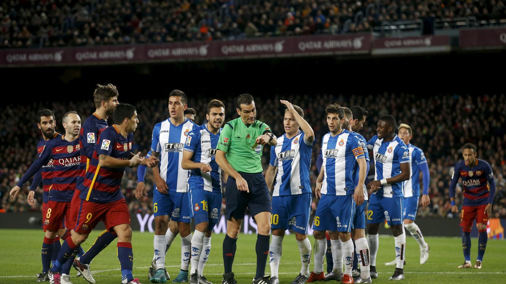 Messi pugna por un balón ante el Espanyol.
