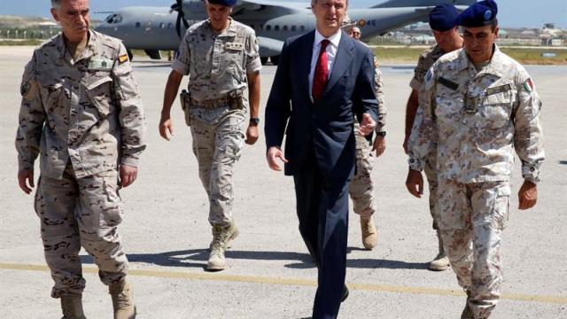 Pedro Morenés, acompañado por el JEMAD y el jefe de la EUTM-Somalia.