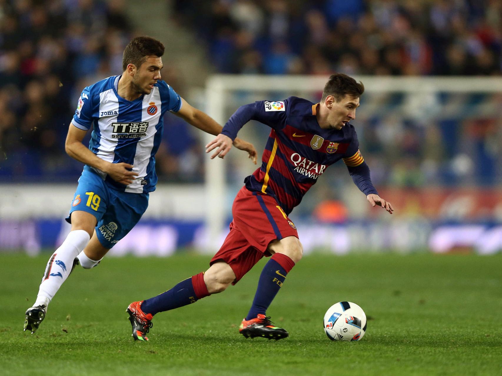 Messi conduce el balón ante el Espanyol.