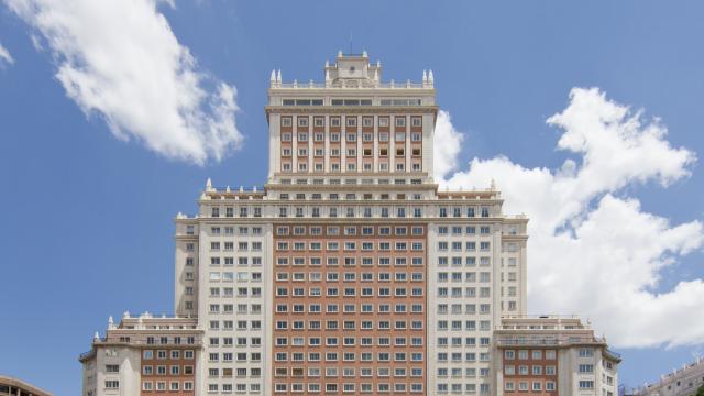 El Edificio España preside la plaza sobre la que se plantea la reforma.