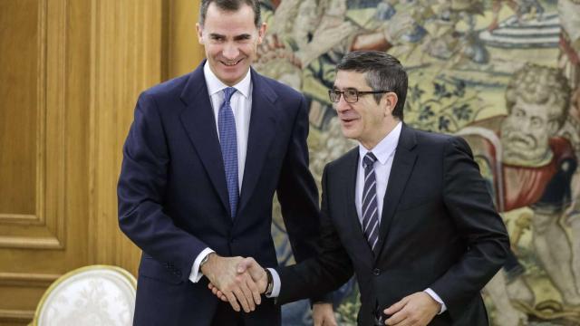 El Rey recibe en el Palacio de la Zarzuela al presidente del Congreso, Patxi López.