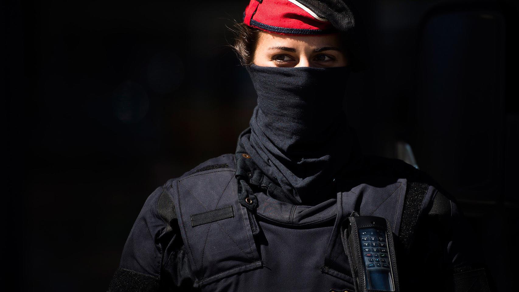 Una agente de los Mossos d'Escuadra, la policía autonómica catalana.
