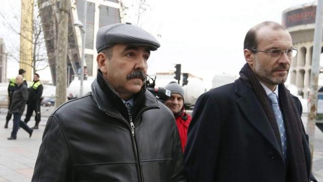 A la izquierda, Francisco del Amo, junto a su abogado.