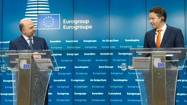 El jefe del Eurogrupo, Jeroen Dijsselbloem, y el comisario Pierre Moscovici