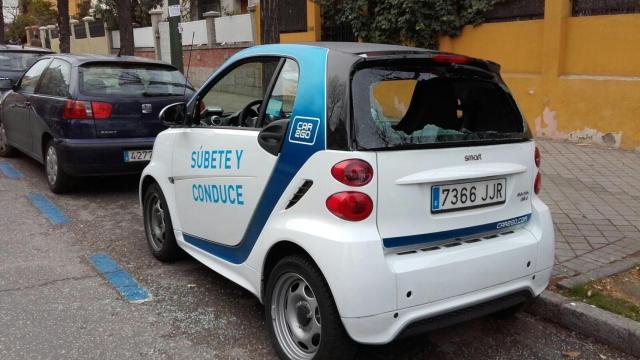 Uno de los coches con la luna rota.