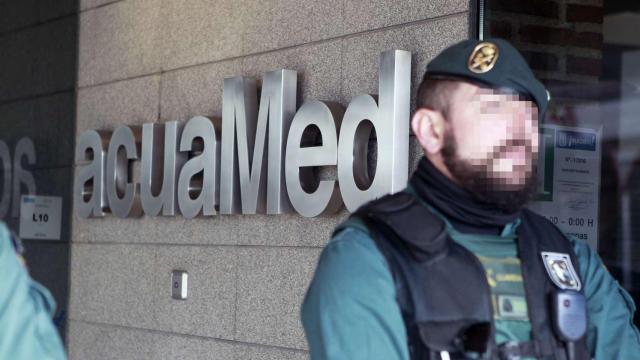 Un agente de la Guardia Civil en la sede de Acuamed en Madrid.