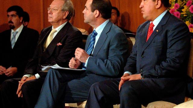 El exembajador de España en Venezuela, Raúl Morodo, junto a José Bono y Hugo Chávez.