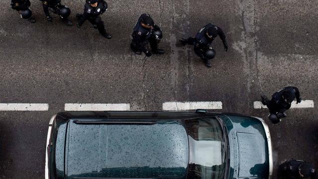 Policías participan en un desahucio.