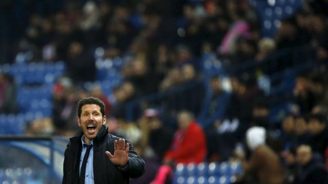 Simeone indica a sus jugadores durante un partido.