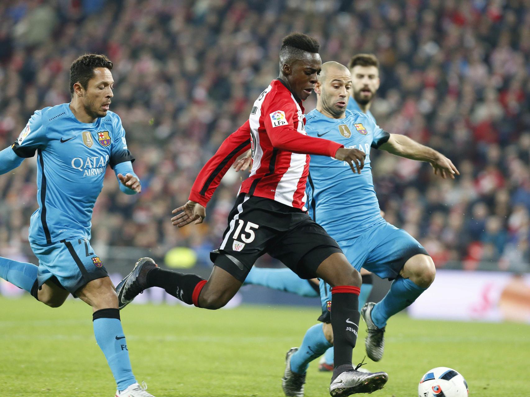 Iñaki Williams intenta un remate ante el Barça