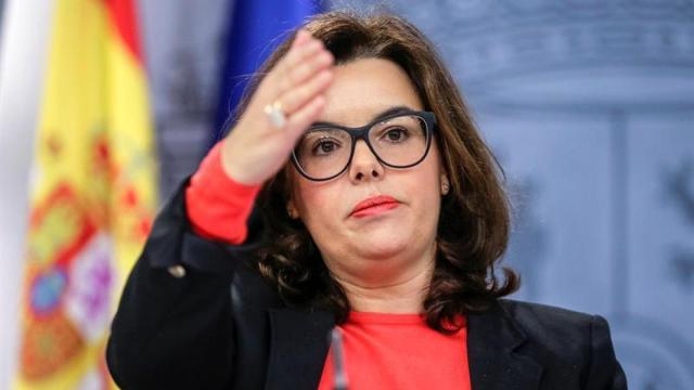 La vicepresidenta ha lucido gafas hoy tras el Consejo de Ministros