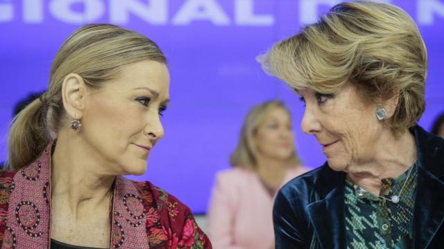La presidenta del PP madrileño, Esperanza Aguirre, y la presidenta de la Comunidad de Madrid, Cristina Cifuentes, en la Junta Directiva del PP regional.