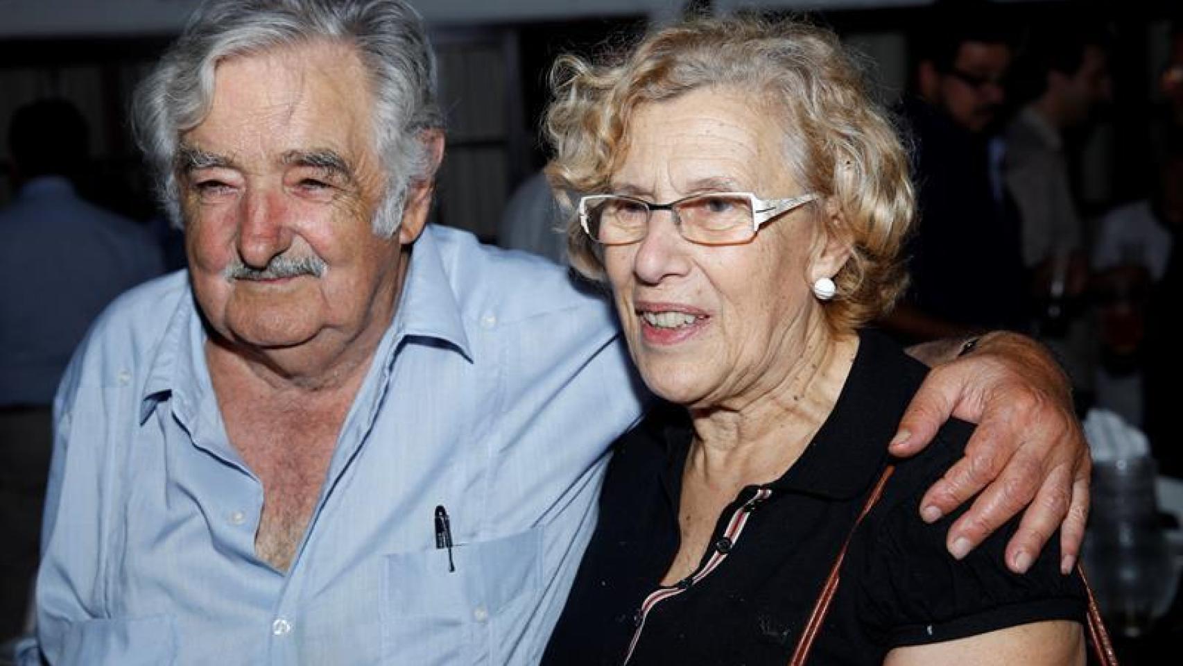 El expresidente uruguayo José Mujica (i) posa junto a la alcaldesa de Madrid, Manuela Carmena (d), en una recepción en honor a la jefa del consistorio.