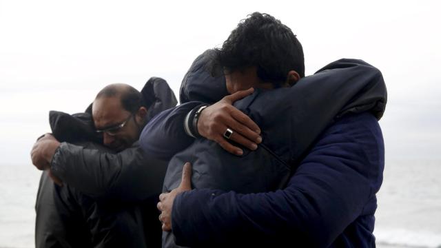 Refugiados se abrazan tras conseguir llegar a Lesbos sanos y salvos.