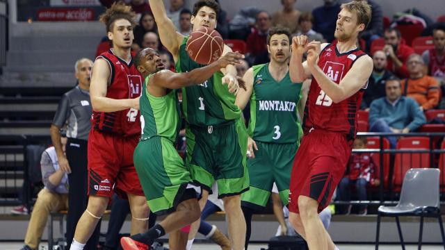 Jugadores del Fuenlabrada disputan un balón en su partido ante el CAI