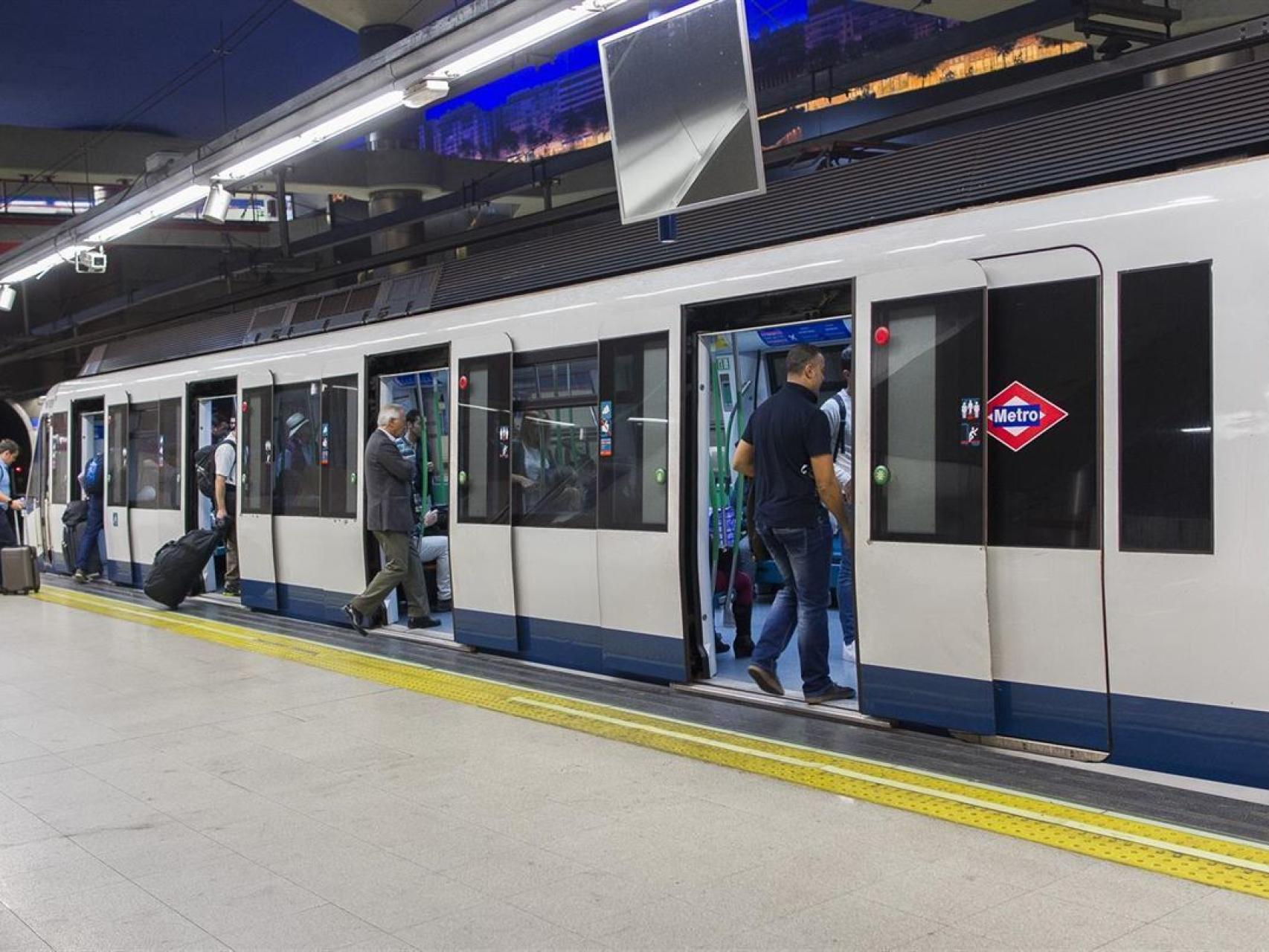 Usuarios del metro de Madrid acceden a un vagón.