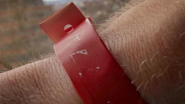 Cardiff marca a los refugiados con pulseras rojas