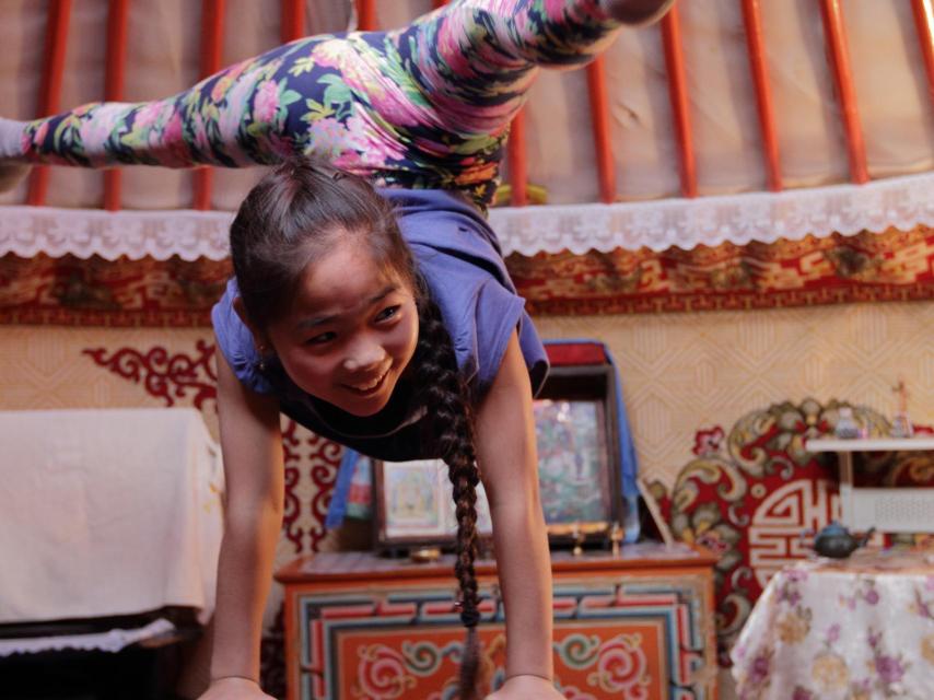 Deegi tiene 9 años, vive en Ulán Bator y sueña con ser acróbata