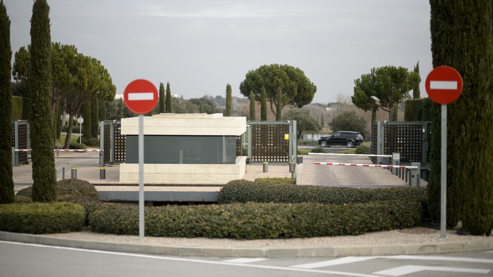 Entrada a la urbanización Los Lagos, en La Finca, Madrid.