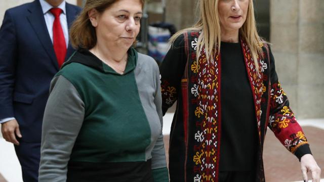 Cifuentes con la madre del menor