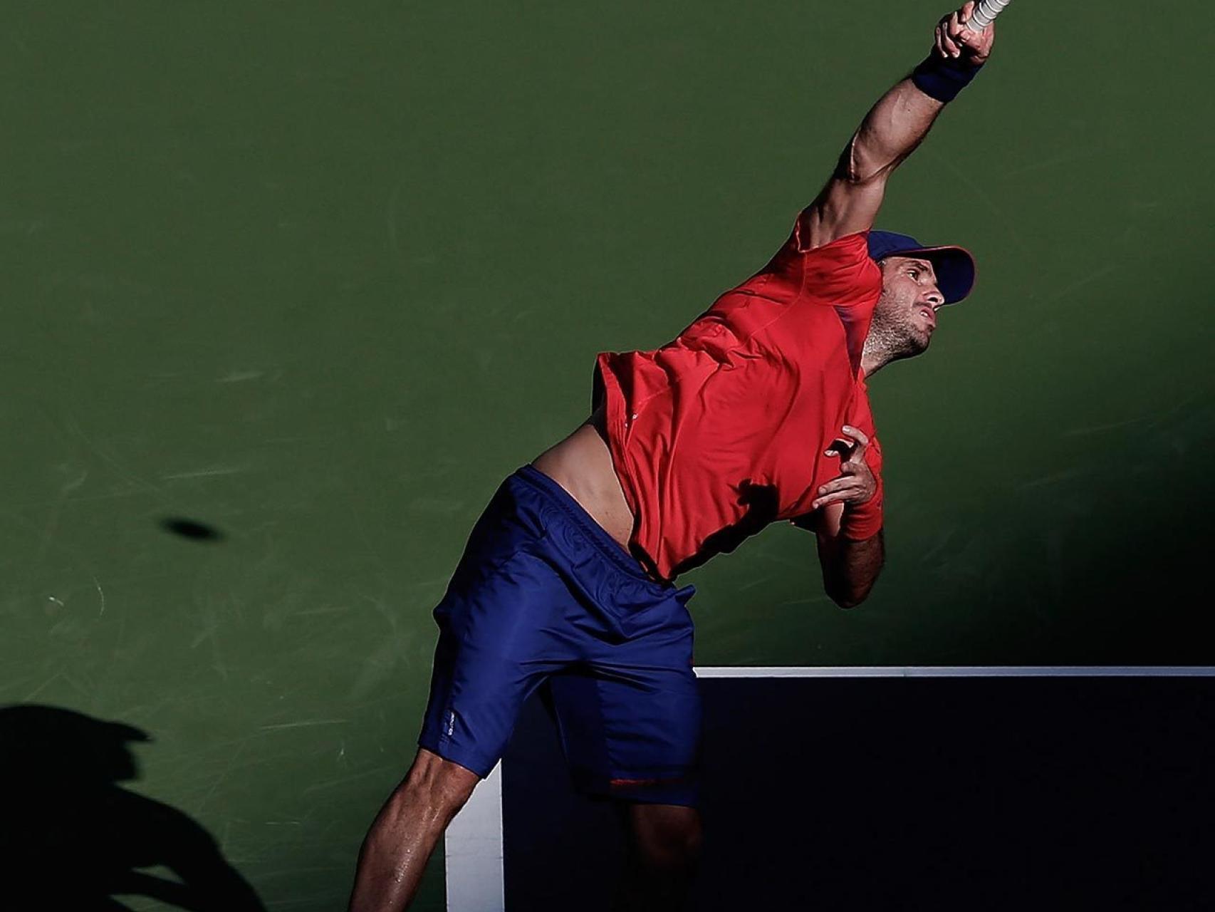 Marrero saca en un partido.