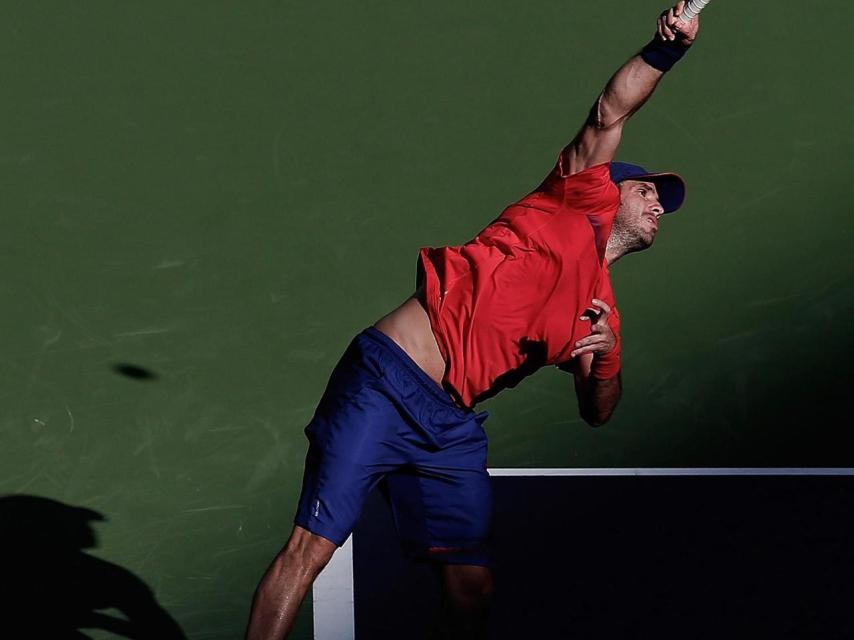 Marrero saca en un partido.