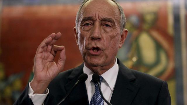 Marcelo Rebelo de Sousa atiende a los periodistas tras los resultados.
