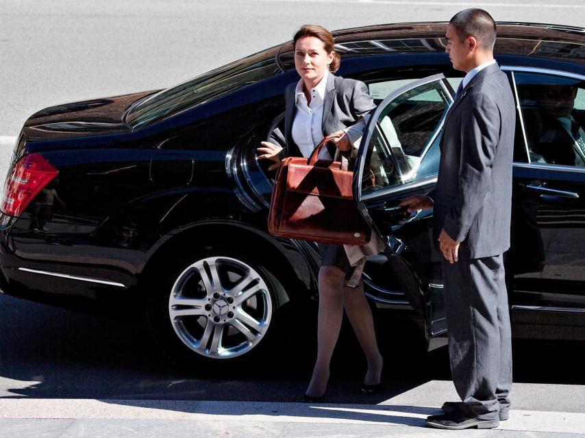 Birgitte Nyborg se baja de su coche oficial.