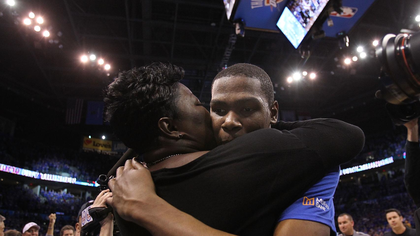 Kevin Durant, junto a su gran referente: su madre.