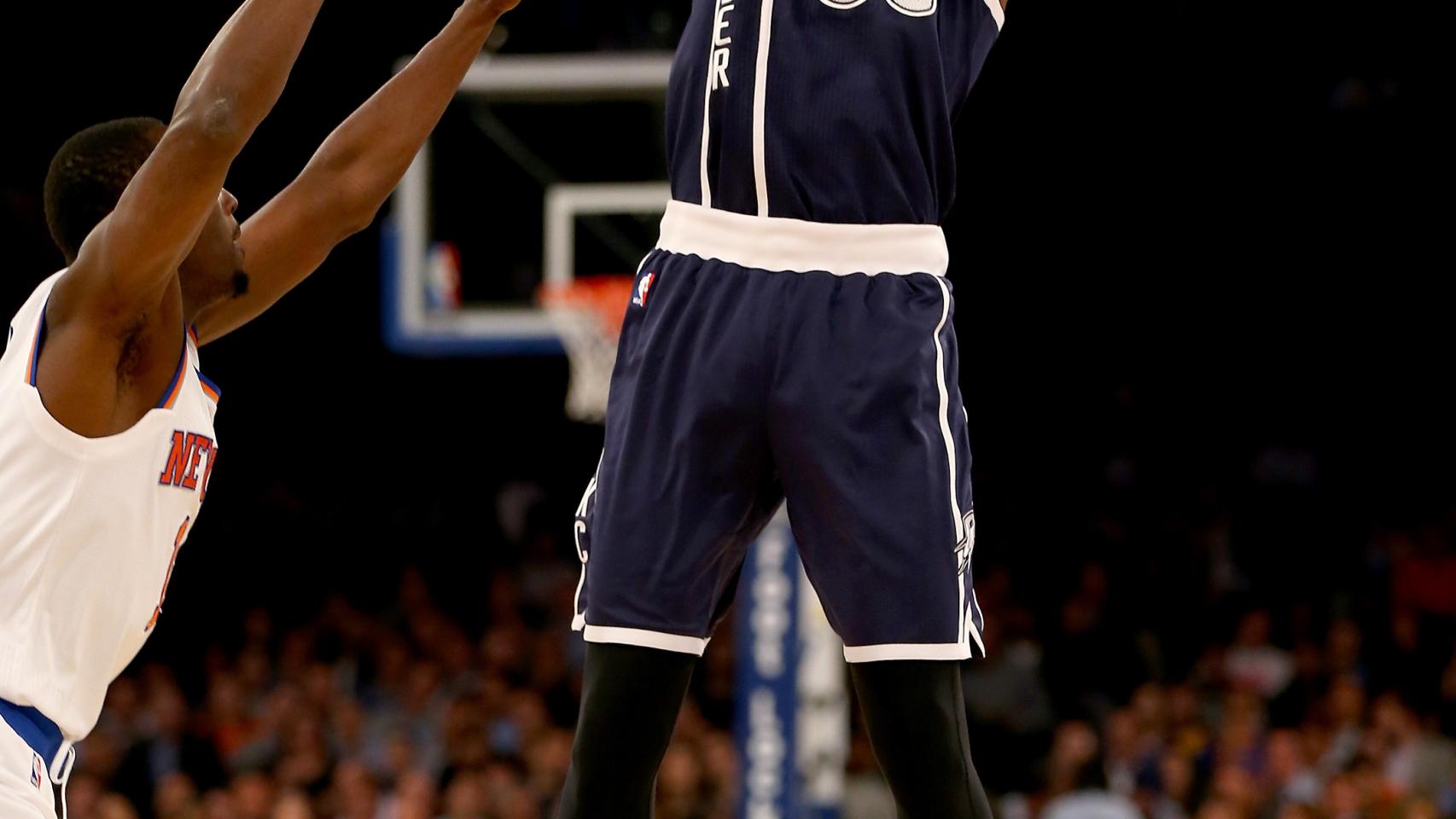 Kevin Durant intenta anotar ante los Knicks.