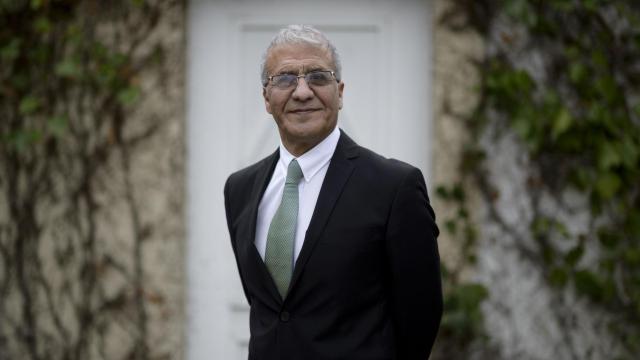 Massoud Khalili en el jardín de la embajada de Afganistán en Madrid.