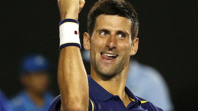 Djokovic celebra su victoria sobre Federer en semifinales de Australia.