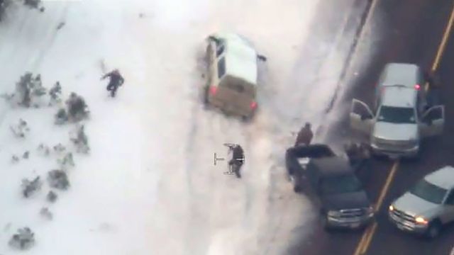 Momento en el que los federales disparan al portavoz de los ocupantes.