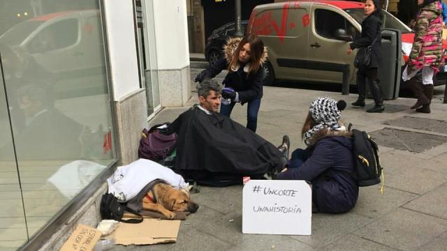 Ana corta el pelo mientras Cristina habla con la persona sin hogar en pleno Gran Vía