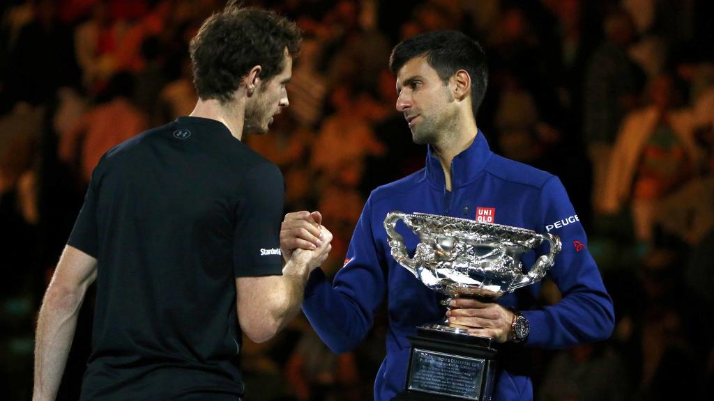 Djokovic consuela a Murray tras la final.