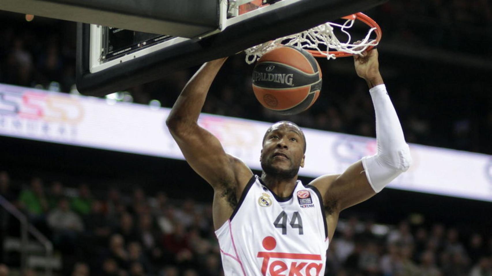 Marcus Slaughter en uno de sus encuentros con el Real Madrid.