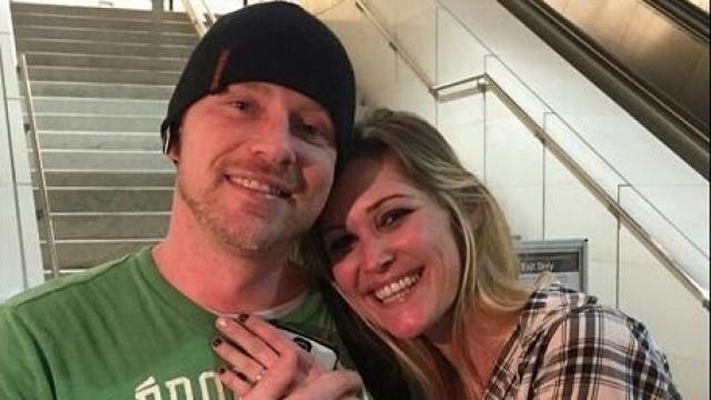 Arte Vann y erica Harris en el aeropuerto de Nueva York nada más comprometerse