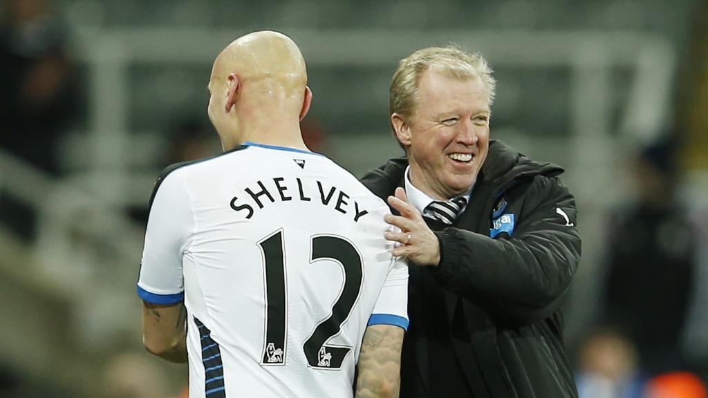 Shelvey y Steve McLaren se saludan tras un partido del Newcastle.